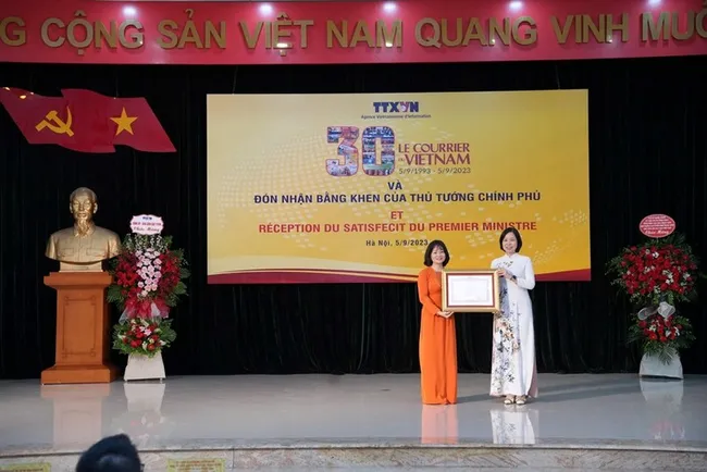 VNA General Director Vu Viet Trang awards the Prime Minister's certificate of merit to Le Courrier du Vietnam Newspaper. (Photo: Le Courrier du Vietnam)