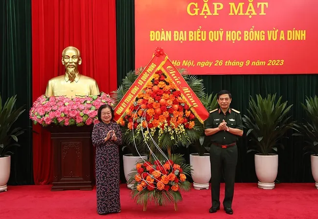 General Phan Van Giang presentd a flower basket to the Vu A Dinh Scholarship Fund.