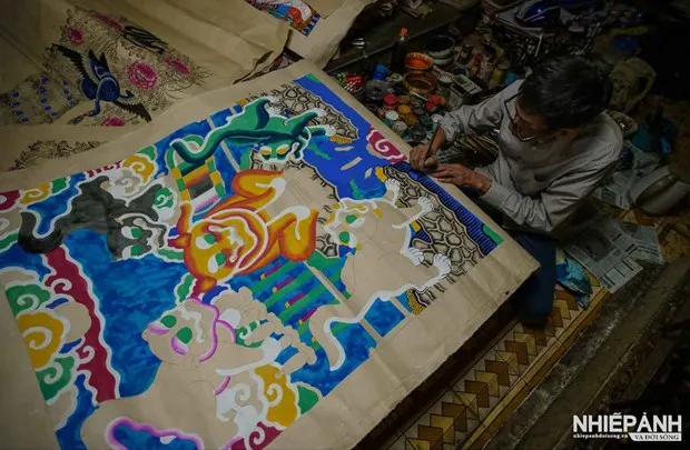 The work “Nguoi luu giu hon tranh dan gian Hang Trong” (the person preserving the soul of Hang Trong folk painting) by Vu Bao Ngoc (Photo: nhiepanhdoisong.vn)