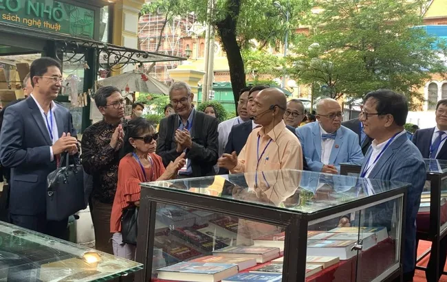 Delegates visit the exhibition. (Photo: VNA)