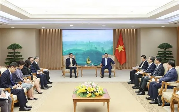 Prime Minister Pham Minh Chinh (R) receives Thai Deputy Prime Minister and Foreign Minister Parnpree Bahiddha-Nukara. (Photo: VNA)