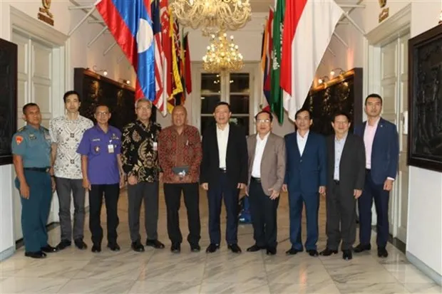 The delegation from Vietnam's Central Theory Council in a group photo with represenatives of the Indonesian National Resilience Institute (Lemhanas). (Photo: VNA)