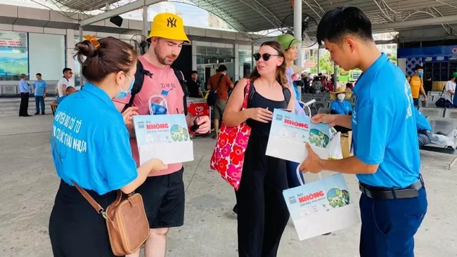 The Co To District working group provides paper bags to replace plastic bags for tourists in the first phase of the pilot programme. (Photo: Co To District Information-Culture Centre)