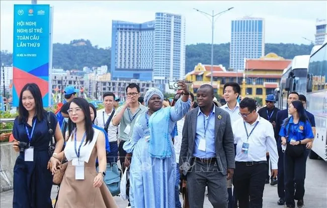 Delegation of Global Conference of Young Parliamentarians visits Ha Long Bay (Photo: VNA)
