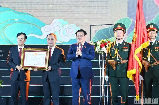 National Assembly Chairman Vuong Dinh Hue presents the Independence Order, first class, to the Party organisation, government and people of Vinh City.