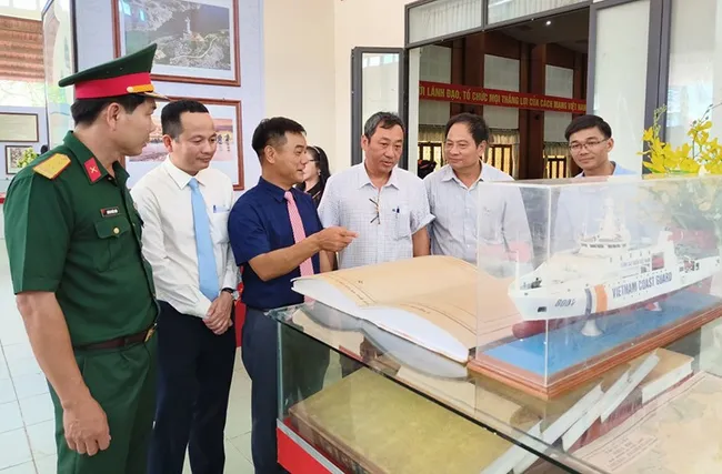 Provincial and local officials at the exhibition.