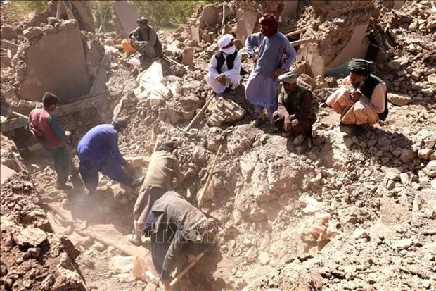 Rescue workers search for victims after an earthquake in Herat, Afghanistan, October 7, 2023. (Photo: AFP/VNA)