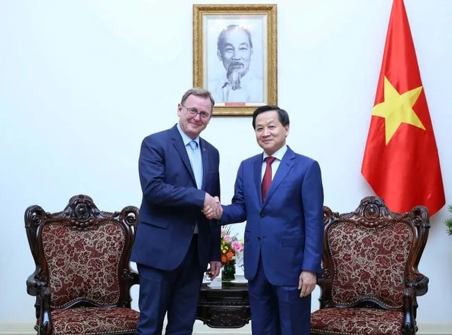 Deputy Prime Minister Le Minh Khai (R) welcomes Minister-President of Thüringen state of Germany Bodo Ramelow (Photo: VGP)