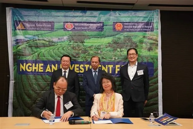 At the signing ceremony of a cooperation agreement between the Management Board of the Dong Nam Economic Zone and the AACC. (Photo: VNA)