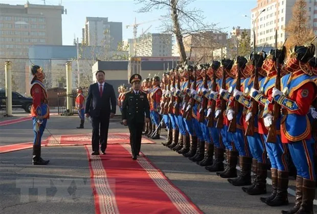 Minister of National Defence Gen. Phan Van Giang and his Mongolian counterpart Gursediin Saikhanbayar inspect guards of honour (Photo: VNA)