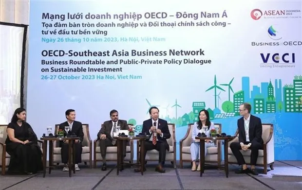 Representatives from agencies and businesses at the roundtable. (Photo: VNA)