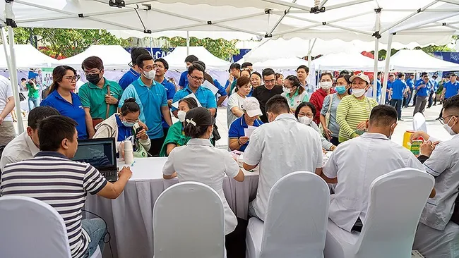 A large number of people attend the programme to be screened for lung diseases at the first activity of the Medical Innovation Network.