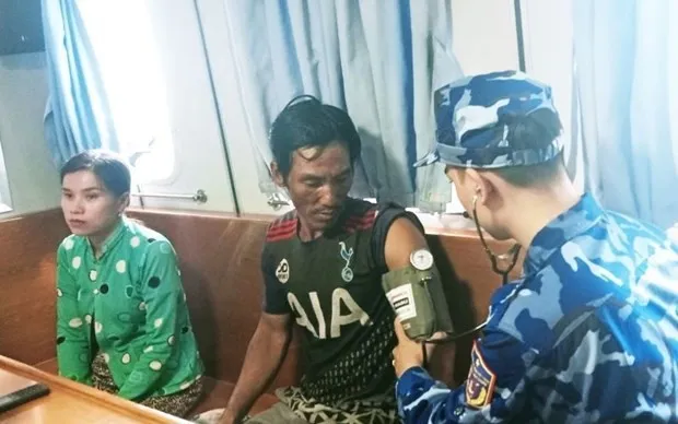 A fisherman receives health check-up. (Photo: VNA)