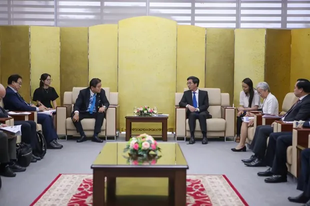 Vice Chairman of the Da Nang People’ Committee Tran Tri Cuong (fourth right) and Takashi Kawamura, Mayor of Japan’s Nagoya city (fourth left). (Photo: VNA)