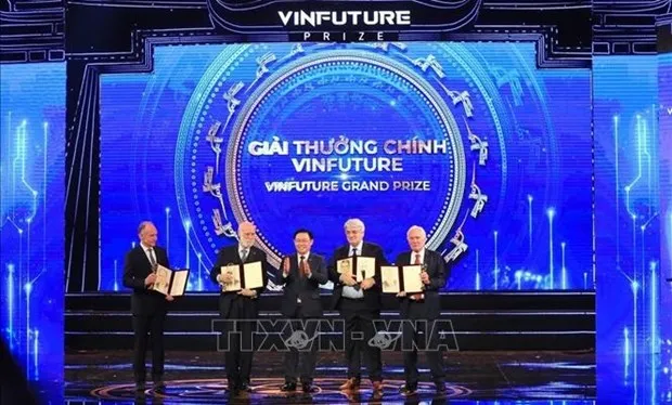 Vietnamese National Assembly Chairman Vuong Dinh Hue (middle) presents the VinFuture Prize 2022 to laureates. (Photo: VNA)