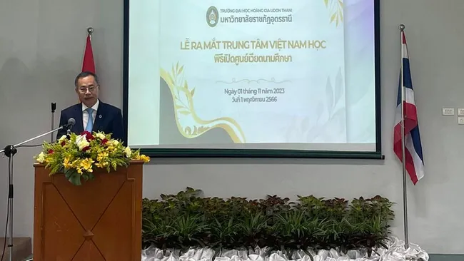 Vietnamese Ambassador to Thailand Phan Chi Thanh speaks at the event.