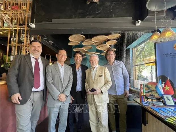 Vietnamese Ambassador Duong Quoc Thanh (second, from left) and delegates at the event. (Photo: VNA)