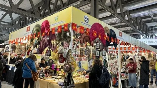 Visitors look at handicraft items at Vietnam pavillion in Milan, Italy (Photo: VNA)