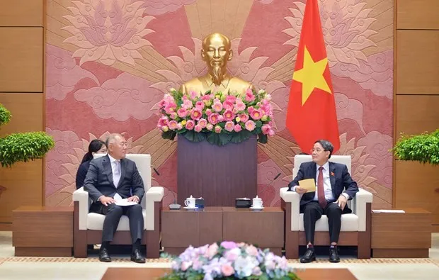 NA Vice Chairman Nguyen Duc Hai (R) and Chairman of Hyundai Motor Group Chung Eui Sun (Photo: VNA)