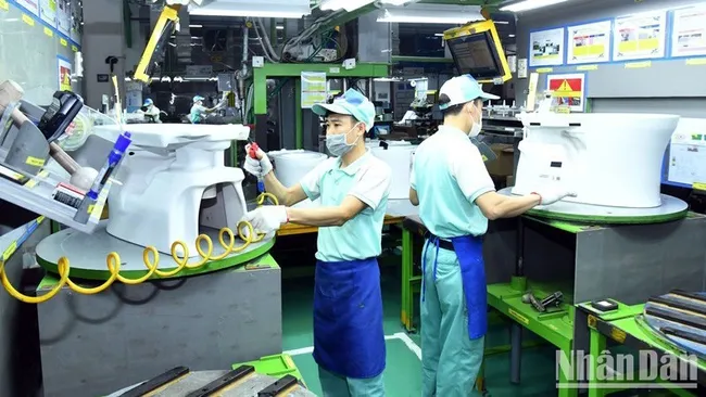 Manufacturing sanitary ware at Toto Vietnam Company in Thang Long Industrial Park, Hanoi. (Photo: Minh Ha)