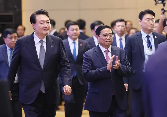 Prime Minister Pham Minh Chinh and RoK President Yoon Suk Yeol at Vietnam-RoK Business Forum (Photo: VNA)