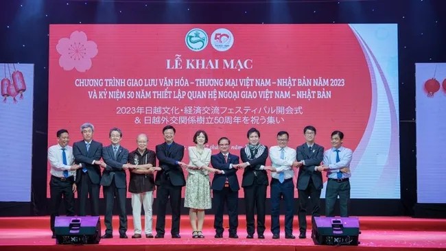 Delegates attend the opening ceremony of the culture-trade exchange programme (Photo: giaoducthoidai.vn)