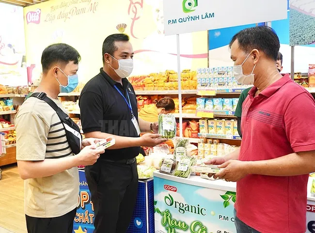 Customers experience green consumption products at the Co.opmart. (Photo: hcmcpv)