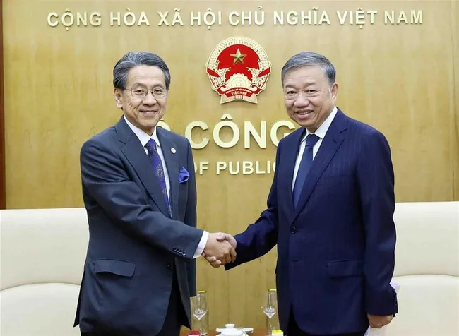 Politburo member and Minister of Public Security General To Lam (R) shakes hands with Managing Director, Chairman of the Board of Directors of the Japan Bank for International Cooperation (JBIC) Maeda Tadashi. (Photo: bocongan.gov.vn)