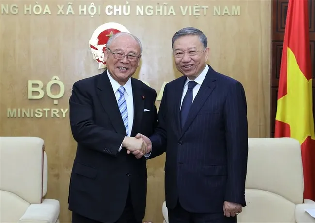 Minister of Public Security To Lam (R) and Special Advisor of the Japan - Vietnam Friendship Alliance Takebe Tsutomu. (Photo: bocongan.gov.vn)