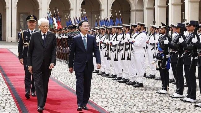 Italian President Sergio Mattarella (L) chairs an official welcome ceremony for Vietnamese President Vo Van Thuong. (Photo: VNA)