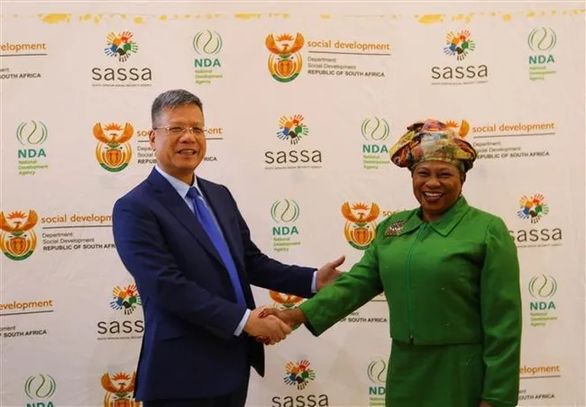 Deputy General Director of the VSS Tran Dinh Lieu (L) and Chief Executive Officer of the SASSA Busisiwe Memela-Khambula (Photo: VNA)