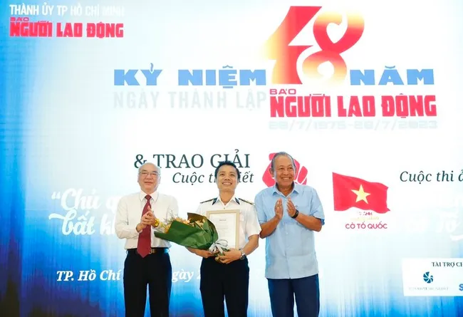 Hoang Long from Ba Ria – Vung Tau province wins first prize of the writing contest (Photo: plo.vn)