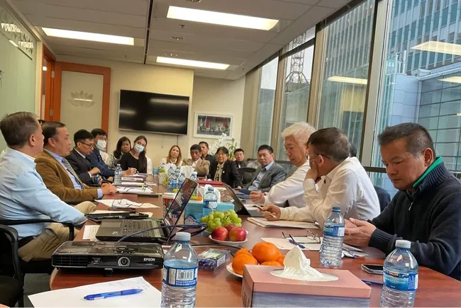 Members of the VCBA and Vietnamese Consul General Nguyen Quang Trung (middle, left) at a meeting (Photo: VNA)