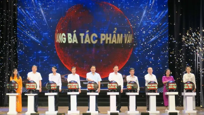 Delegates launch the campaign.