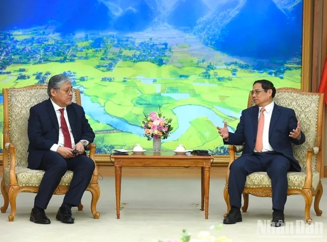 Prime Minister Pham Minh Chinh (R) and Secretary of Foreign Affairs of the Philippines Enrique A. Manalo. (Photo: NDO/Tran Hai)