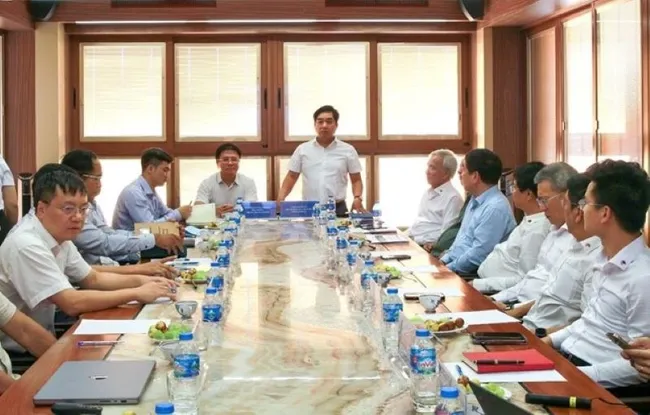 Chairman of the Board of Directors of DEOCA Ho Minh Hoang speaking at the meeting