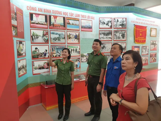 Visitors at the exhibition (Photo: cand.com.vn)