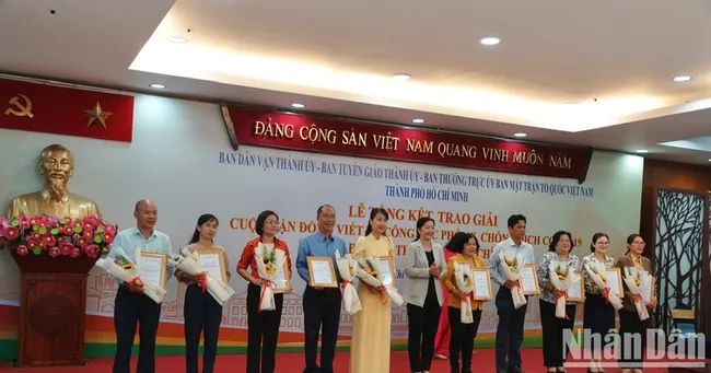 The third prizes in category of collectives presented at the awards ceremony. (Photo: NDO)