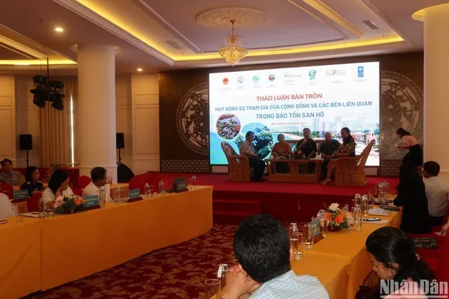 Delegates discussing the cooperation in the implementation of the project. (Photo: Phong Nguyen)