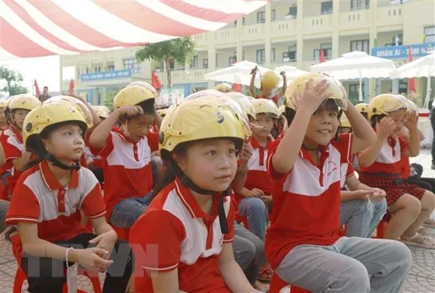 The programme on presenting helmets to first graders is carried out by the National Traffic Safety Committee, the Ministry of Education and Training, and Honda Vietnam. (Illustrative photo: VNA)