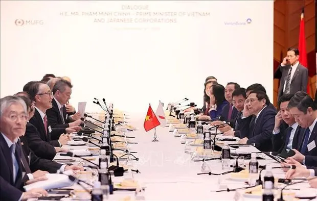 At the dialogue with major Japanese economic corporations. (Photo: VNA)