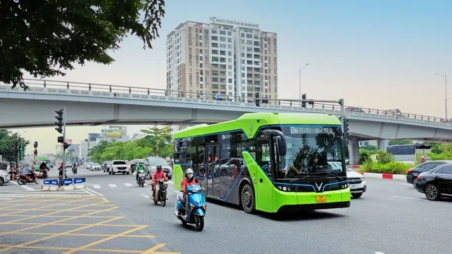 An electric bus in Hanoi. (Photo: NDO)