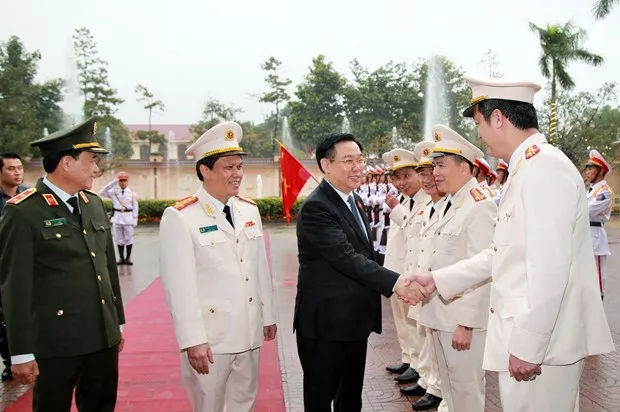 NA Chairman Vuong Dinh Hue pays a pre-Tet visit to public security officers and soldiers of Nghe An province on February 8. (Photo: VNA)