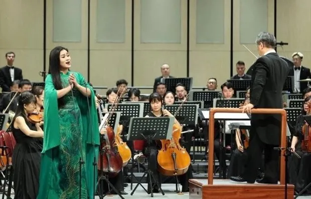 Vietnamese singer Dao To Loan performs with the Vietnam National Symphony Orchestra. (Photo: VOV)