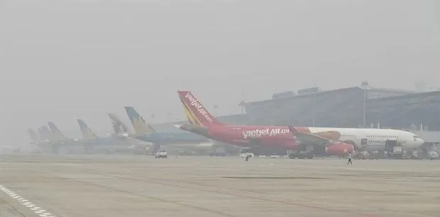The Noi Bai International Airport (NIA) is covered in fog. According to the NIA, the fog and low cloud cover limited visibility for pilots, making it unsafe for aircraft operations. (Photo: VNA)
