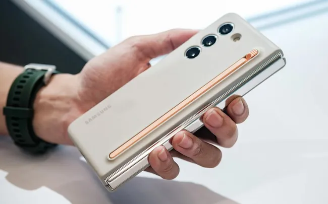 Galaxy Z Fold6 không tích hợp trực tiếp bút S-Pen trên thân máy
