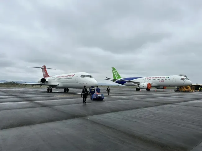 C919 and ARJ21 aircraft land at Van Don international airport (Photo: VNA)