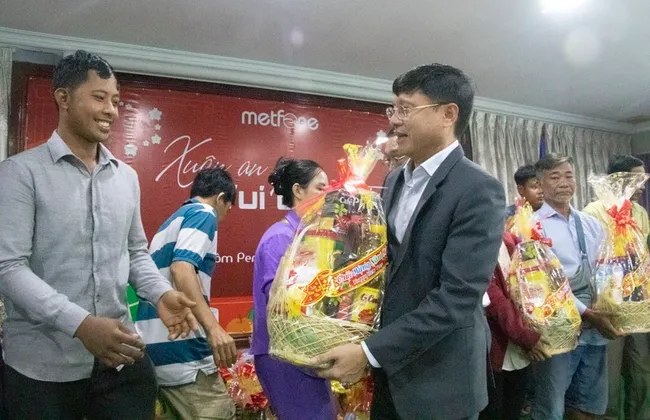 Metfone General Director Cao Manh Duc presents Tet gifts to people of Vietnamese origin in Cambodia.