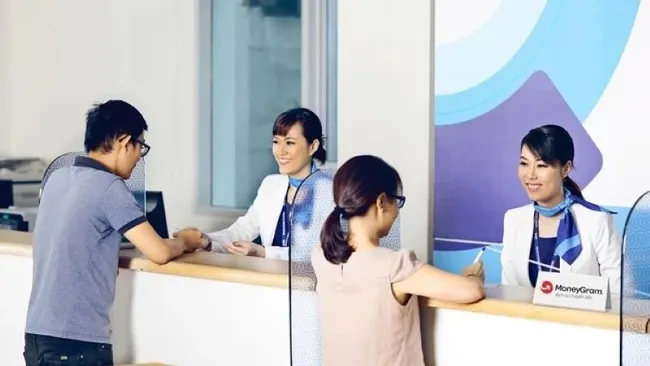 ACB's fast money transfer service helps customers receive remittances quickly and conveniently. (Illustrative image)