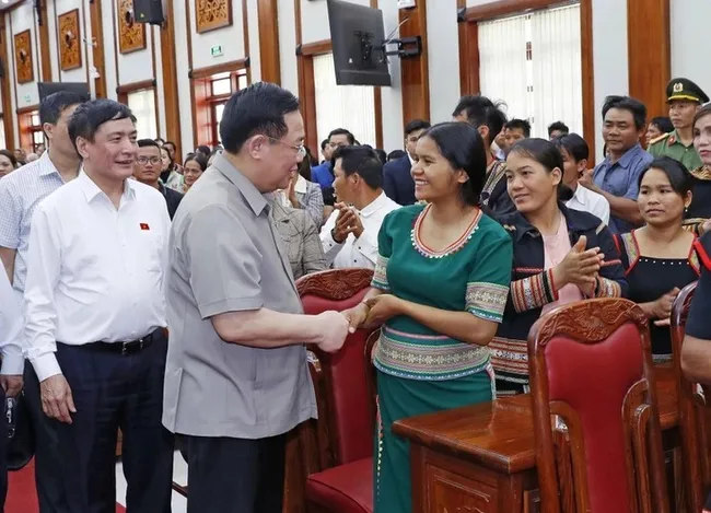 National Assembly Chairman Vuong Dinh Hue (L) at a meeting with social policy beneficiaries, officers, soldiers, and disadvantaged labourers in Gia Lai on January 26, 2024.(Photo: VNA)